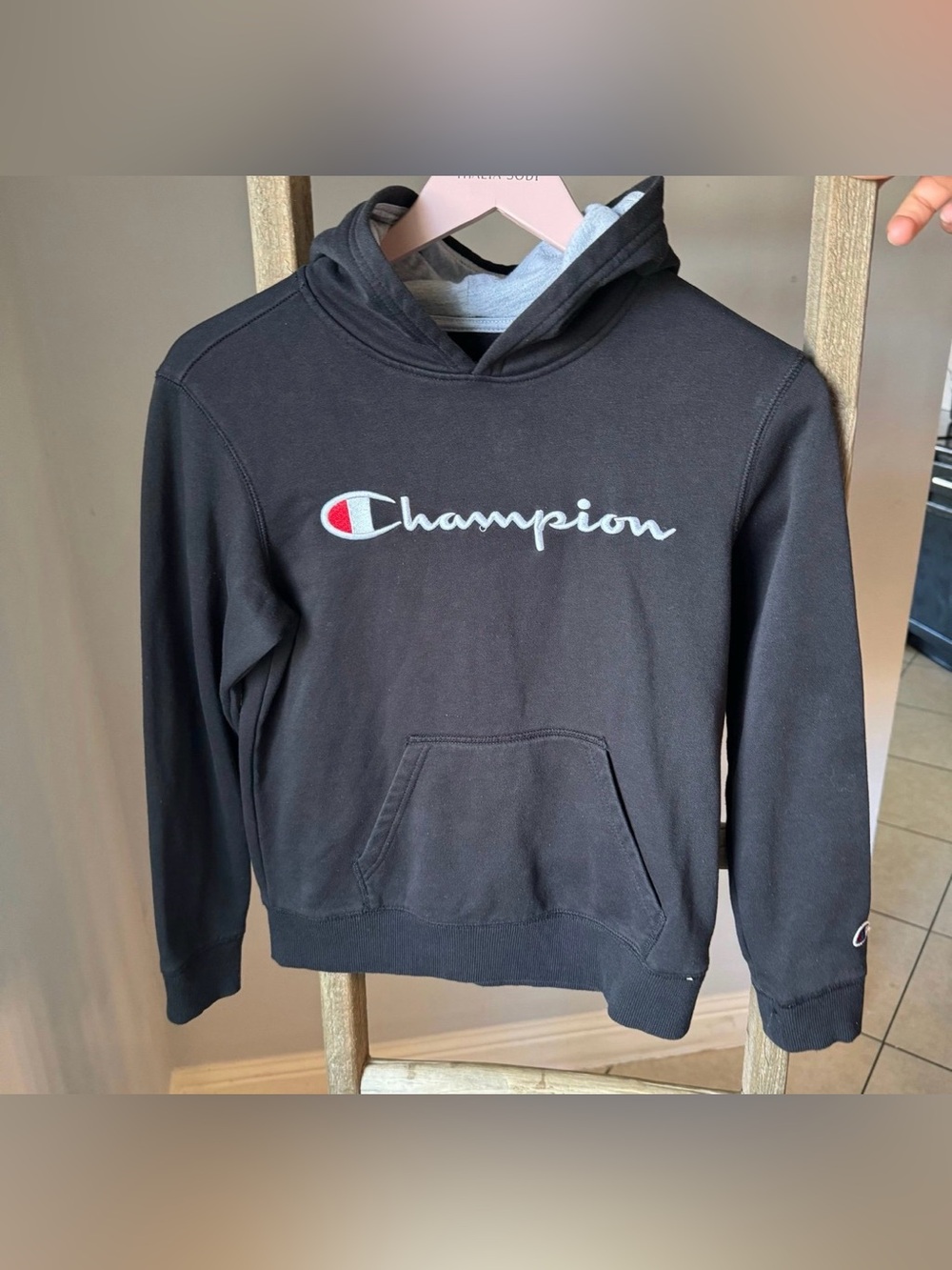 Champion kids pullover hooded sweatshirt 
Size medium
In great condition